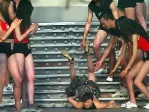 男明星尿急尴尬图片,现场尴尬瞬间成网友热议焦点